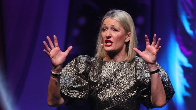 Kabarettistin Monika Gruber, hier beim Auftritt in der Kölner Lanxess-Arena am 14. Dezember 2023, hat Ärger wegen ihres neuen Buchs. Der Piper-Verlag kündigte an, dass eine Textpassage geändert wird.