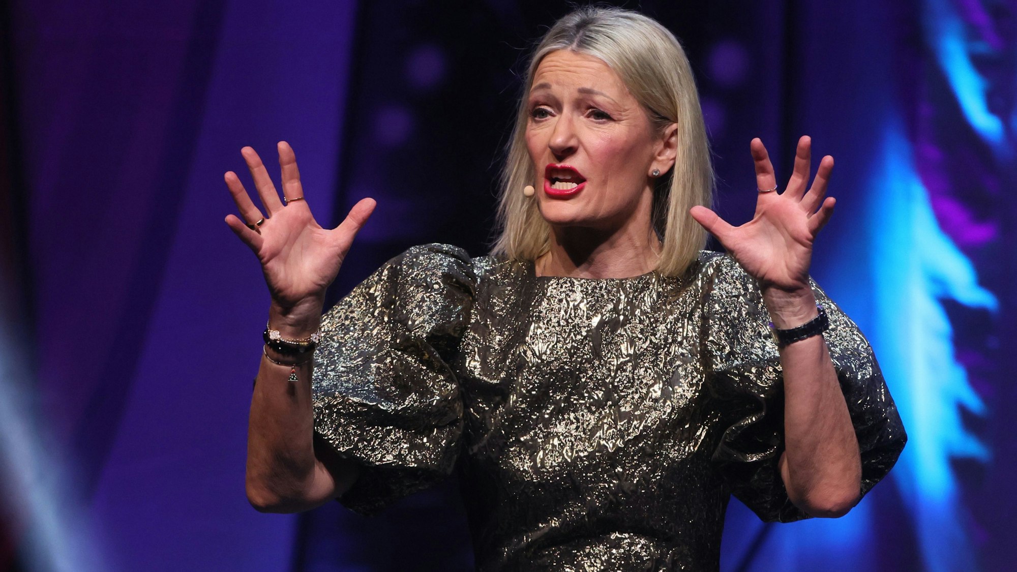 Kabarettistin Monika Gruber, hier beim Auftritt in der Kölner Lanxess-Arena am 14. Dezember 2023, hat Ärger wegen ihres neuen Buchs. Der Piper-Verlag kündigte an, dass eine Textpassage geändert wird.