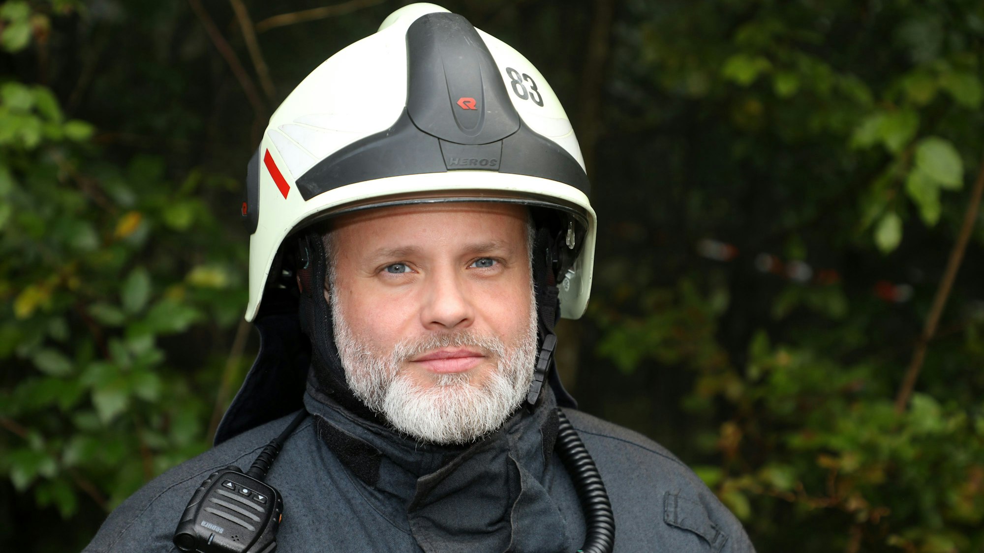 Overaths Feuerwehrsprecher Marco Bücheler steht bei einer Übung im Wald.