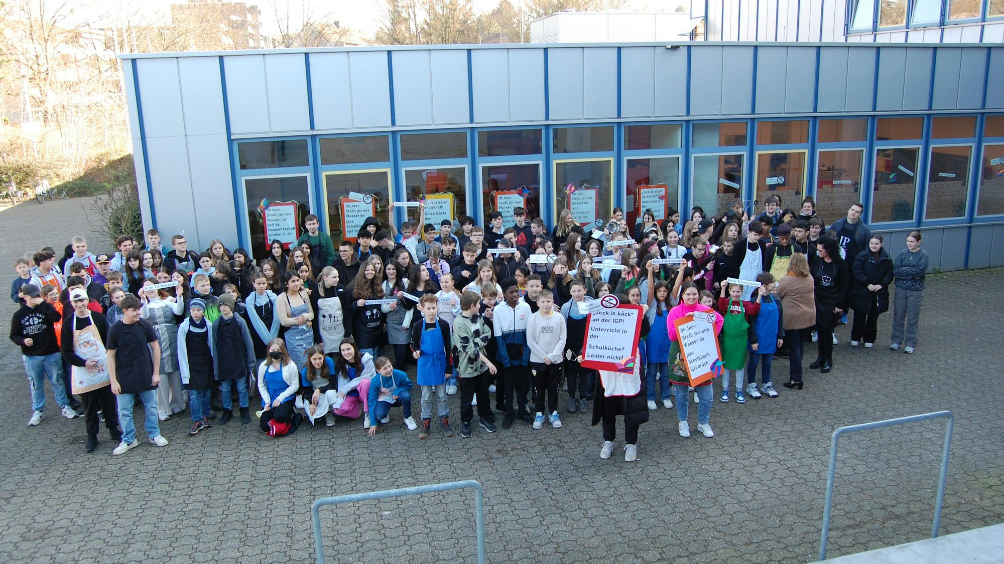 Schüler des Hauswirtschaftsunterrichts der Integrierten Gesamtschule Paffrath (IGP) protestieren: Es gibt kein Wasser in den Schulküchen.