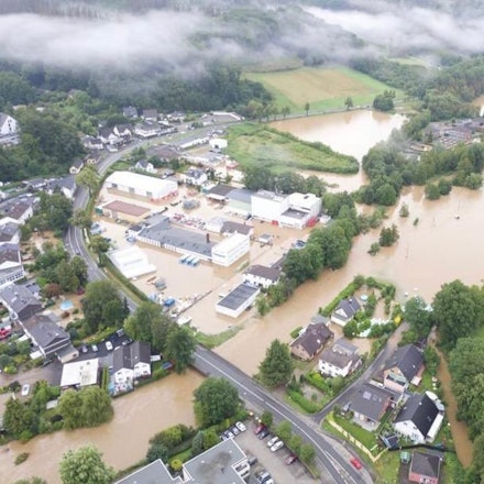 Auf einem Luftbild sind in den Fluten der Sülz versunkene Siedlungen zu sehen.