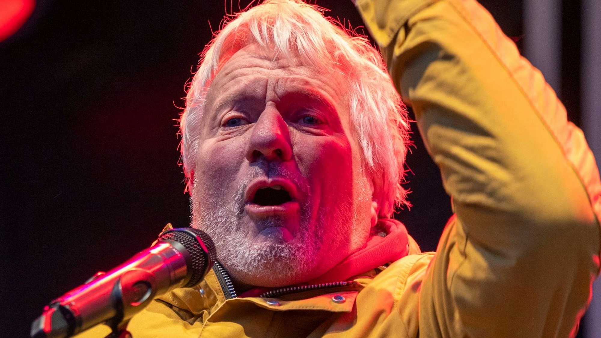 Der Kölner Kabarettist Jürgen Becker eröffnet am 17. Februar die zweite Runde der Kabarett- und Comedyreihe „Waldbröl lacht“. Das Foto zeigt ihn bei einer Kundgebung.