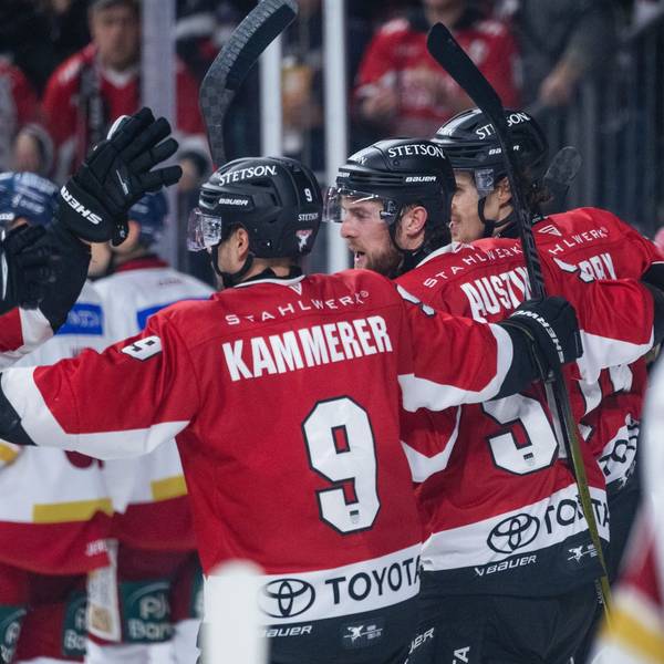 Die Kölner Spieler jubeln nach dem Treffer zum 2:1.