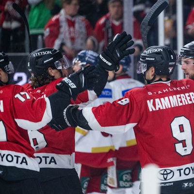 Die Kölner Spieler jubeln nach dem Treffer zum 2:1.