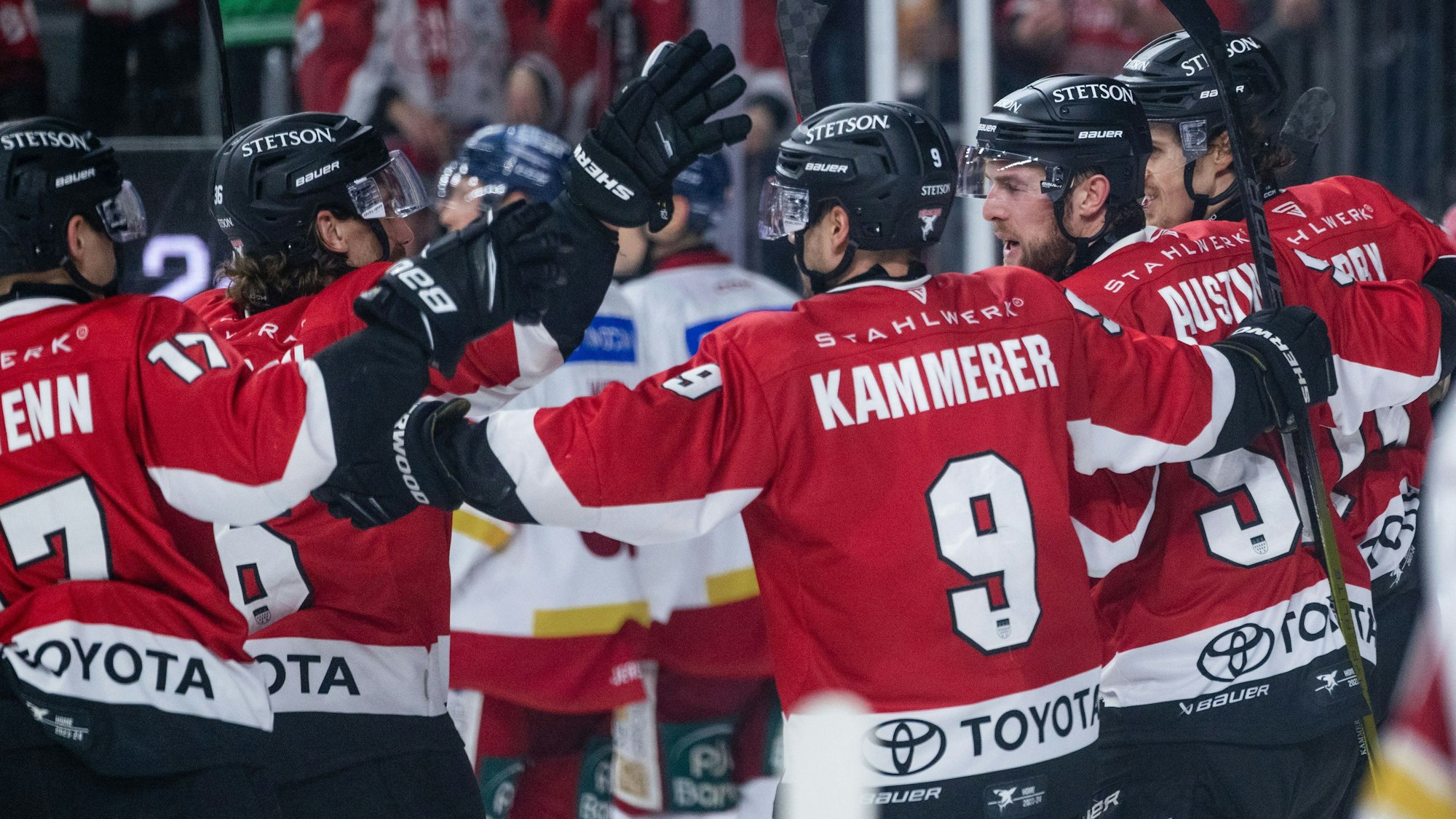 Die Kölner Spieler jubeln nach dem Treffer zum 2:1.