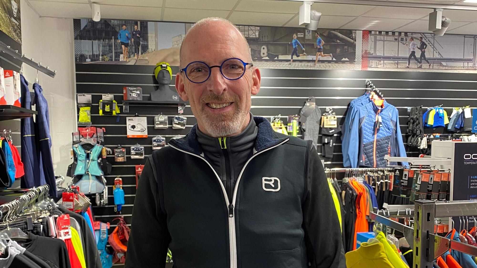 Achim Phiesel steht in seinem Sportgeschäft in Rheinbach.