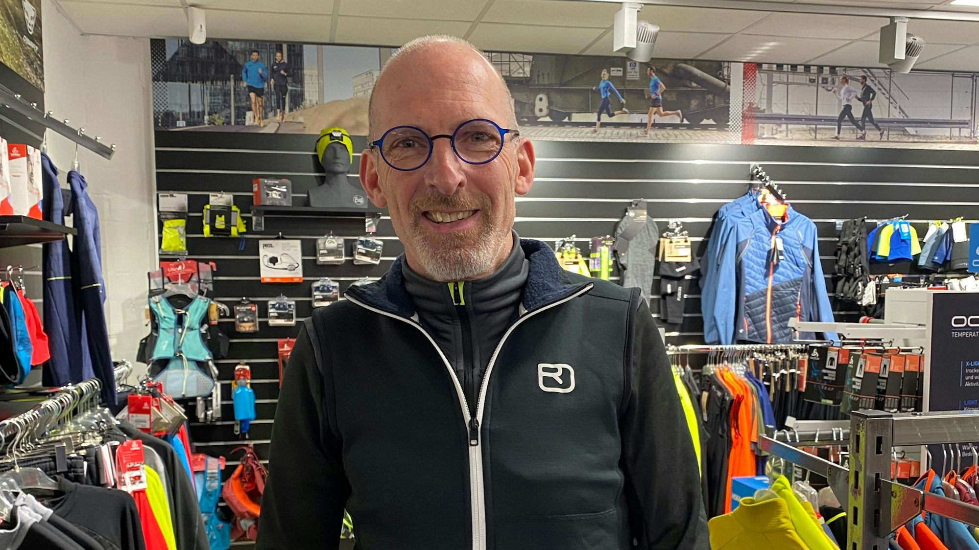 Achim Phiesel steht in seinem Sportgeschäft in Rheinbach.
