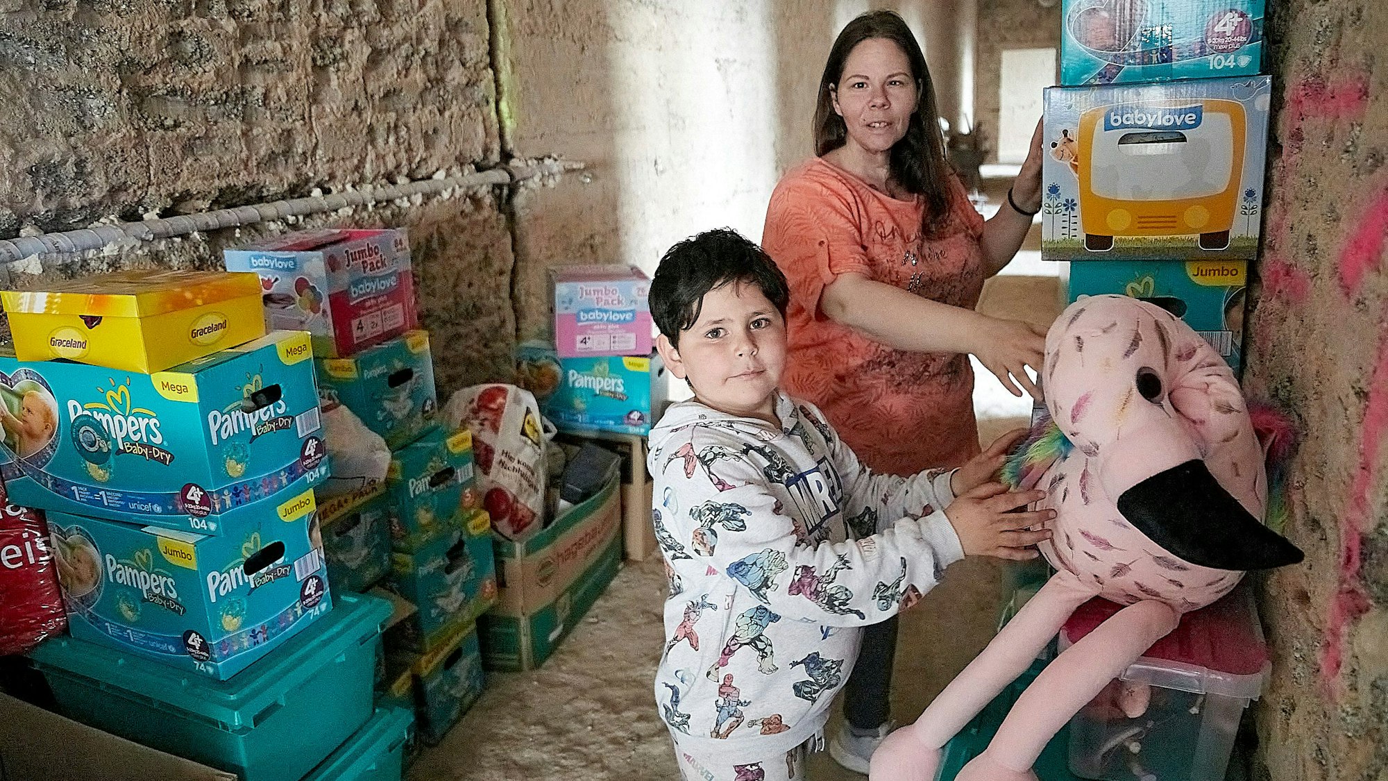 Anna und Vincenzo Uccello mit Kisten voller Hilfsgüter und Spielsachen.