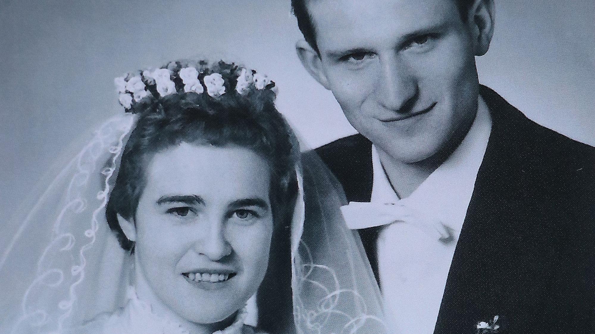 Auf dem Bild ist ein Brautpaar zu sehen.