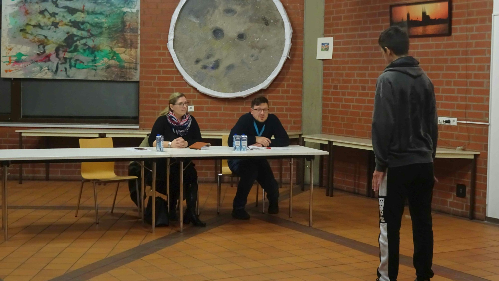 Ein Junge steht rechts vor einem