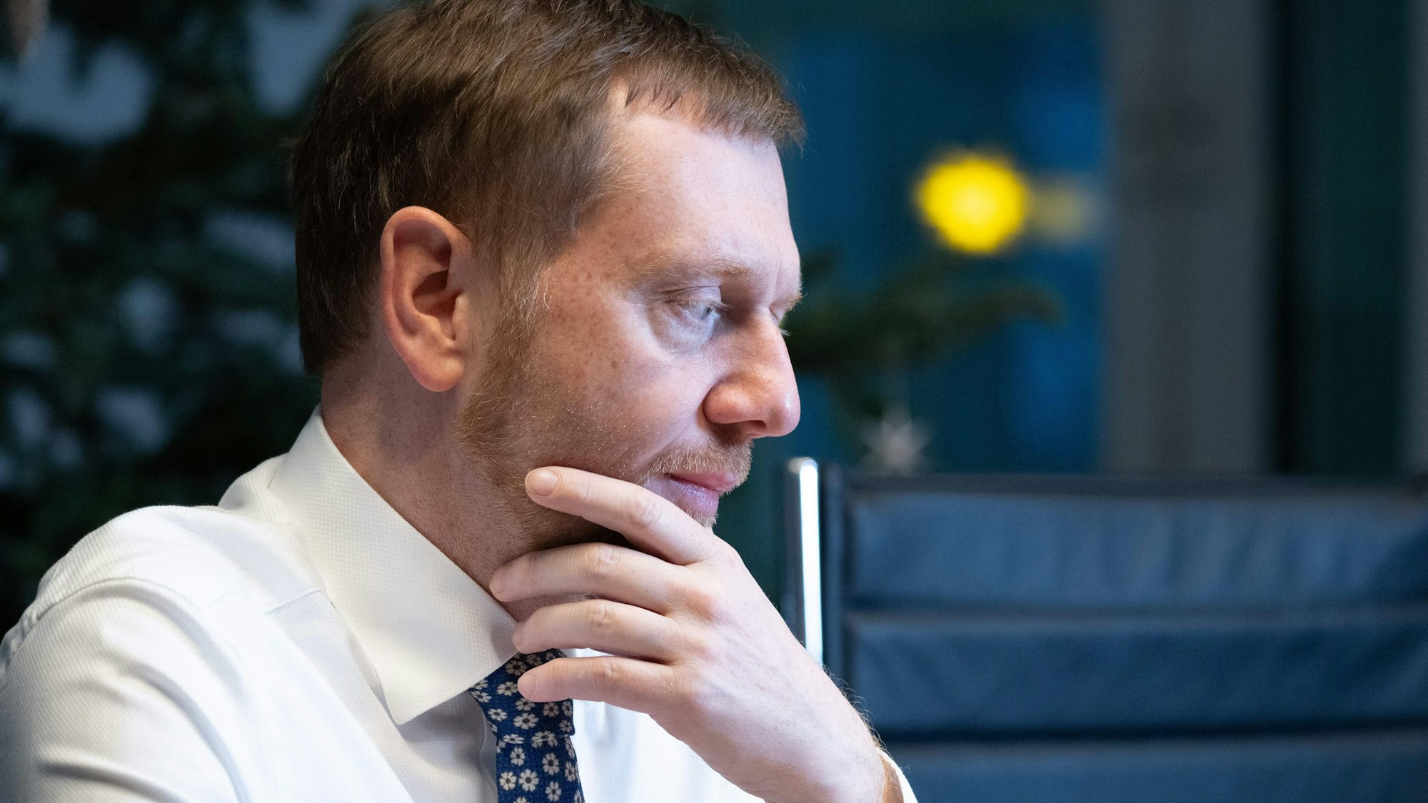 Michael Kretschmer (CDU), Ministerpräsident von Sachsen, sitzt in seinem Büro in der Sächsischen Staatskanzlei. Über die jüngsten Aussagen des CDU-Politikers zur Ukraine herrscht Ärger in Kiew - und Freude in Moskau.