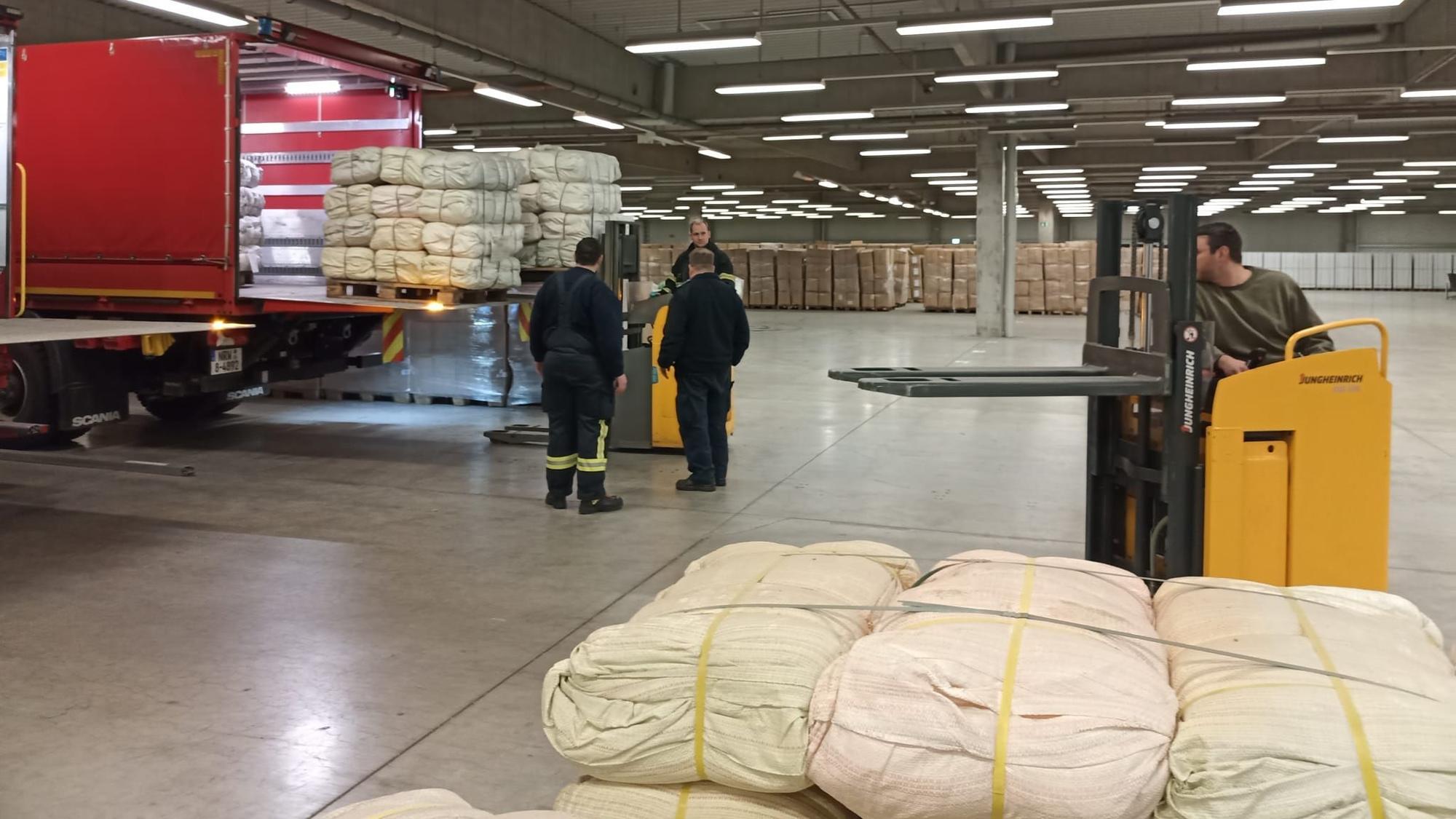 Die Feuerwehren aus Lindlar, Wiehl und Morsbach liefern eine halbe Million Sandsäcke im Zentrallager des Landes Niedersachsen an. Von Garben aus werden die leeren Säcke dann in Regionen verteilt, die zurzeit vom Hochwasser betroffen sind. Das Foto zeigt einen Gabelstapler beim Entladen der oberbergischen Fahrzeuge.