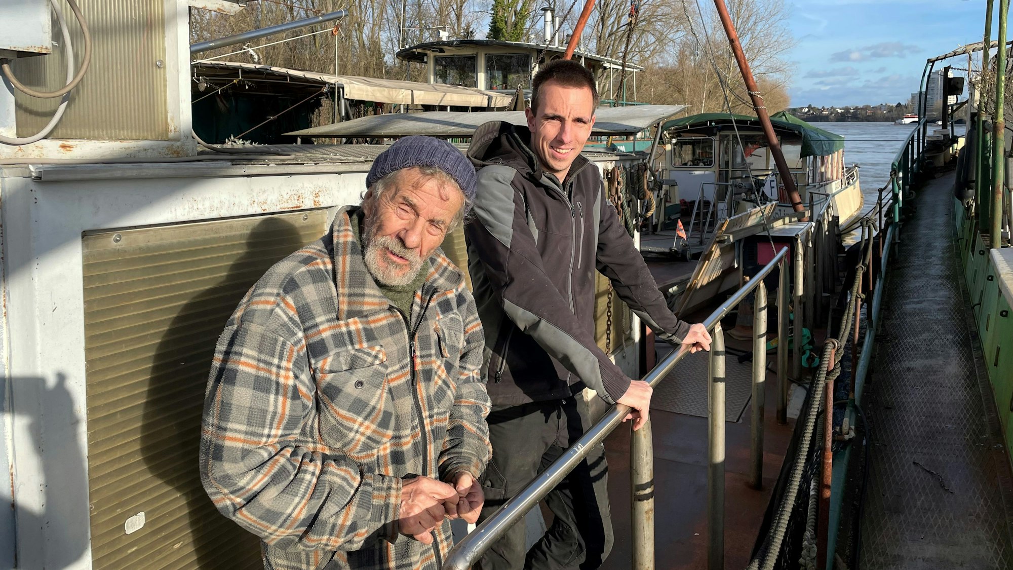 Zwei Menschen auf einer Fähre.