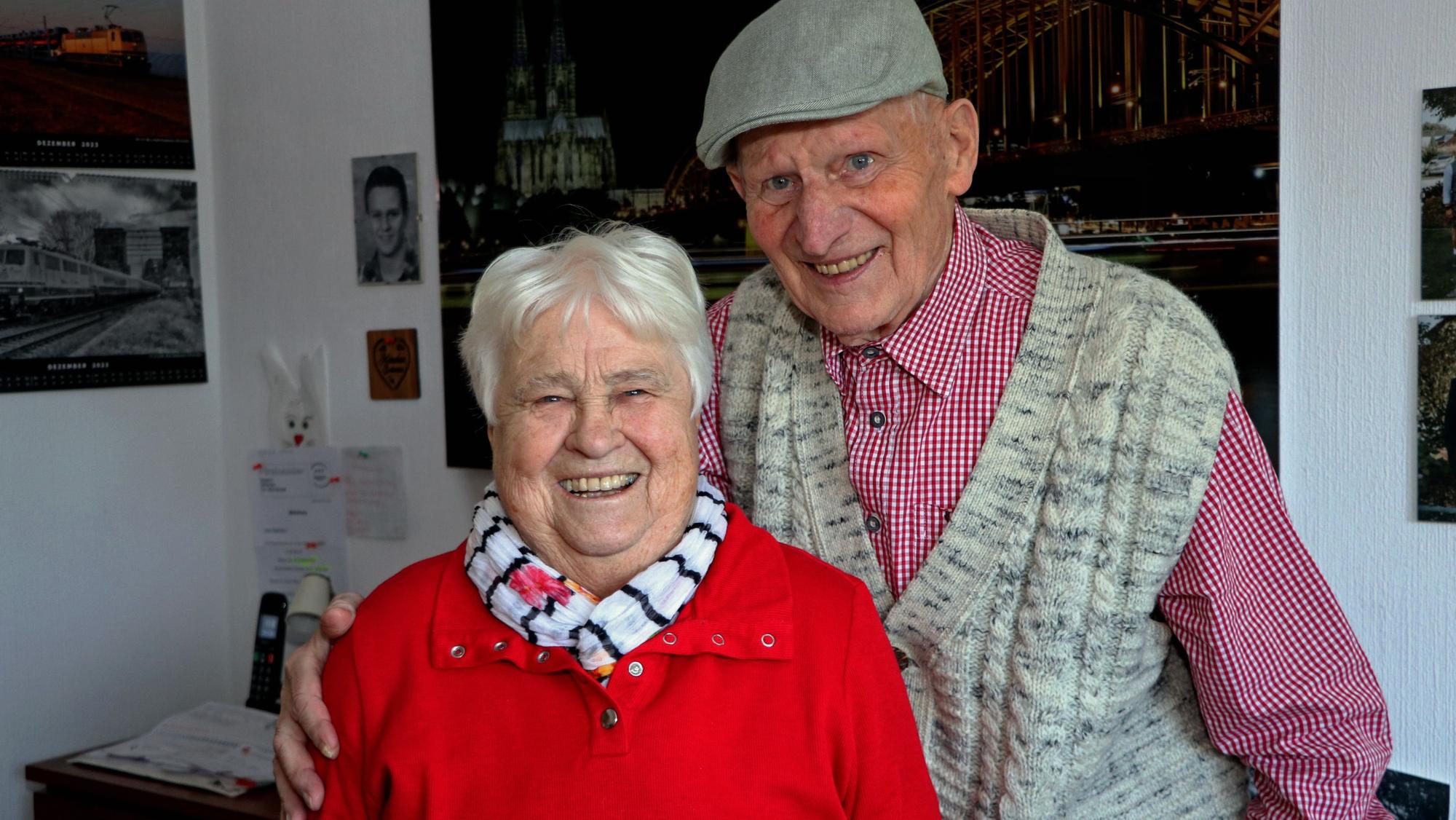 Auf dem Bild ist eine Ehepaar zu sehen, das Eiserne Hochzeit feiert.