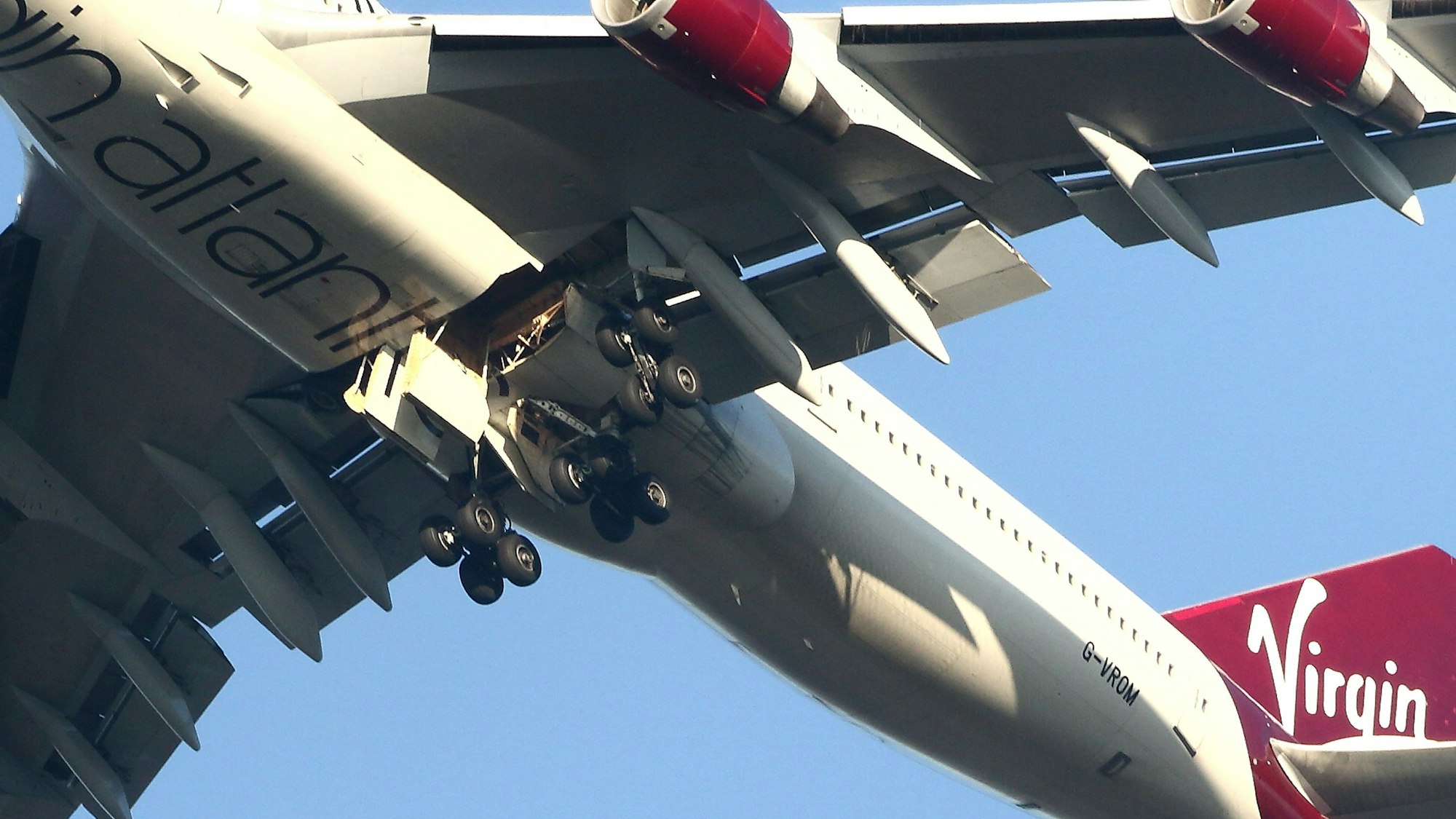 Das Fahrwerk eines Flugzeugs wird eingefahren.