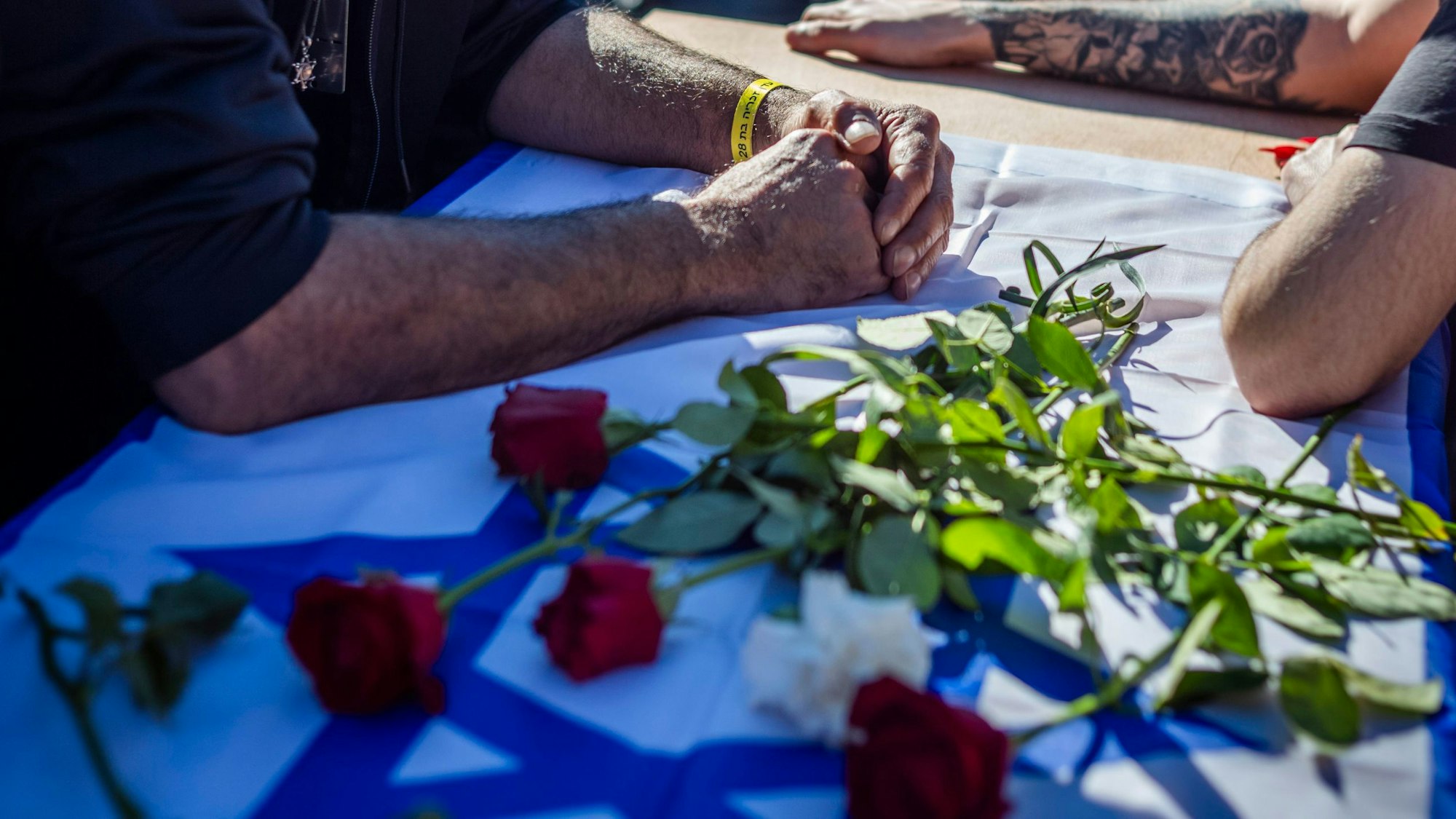 Familie und Freunde trauern während der Beerdigung einer von der Hamas ermordeten Geisel. Eine 70 Jahre alte Israelitin wurde von der Terrorgruppe getötet. (Symbolbild)