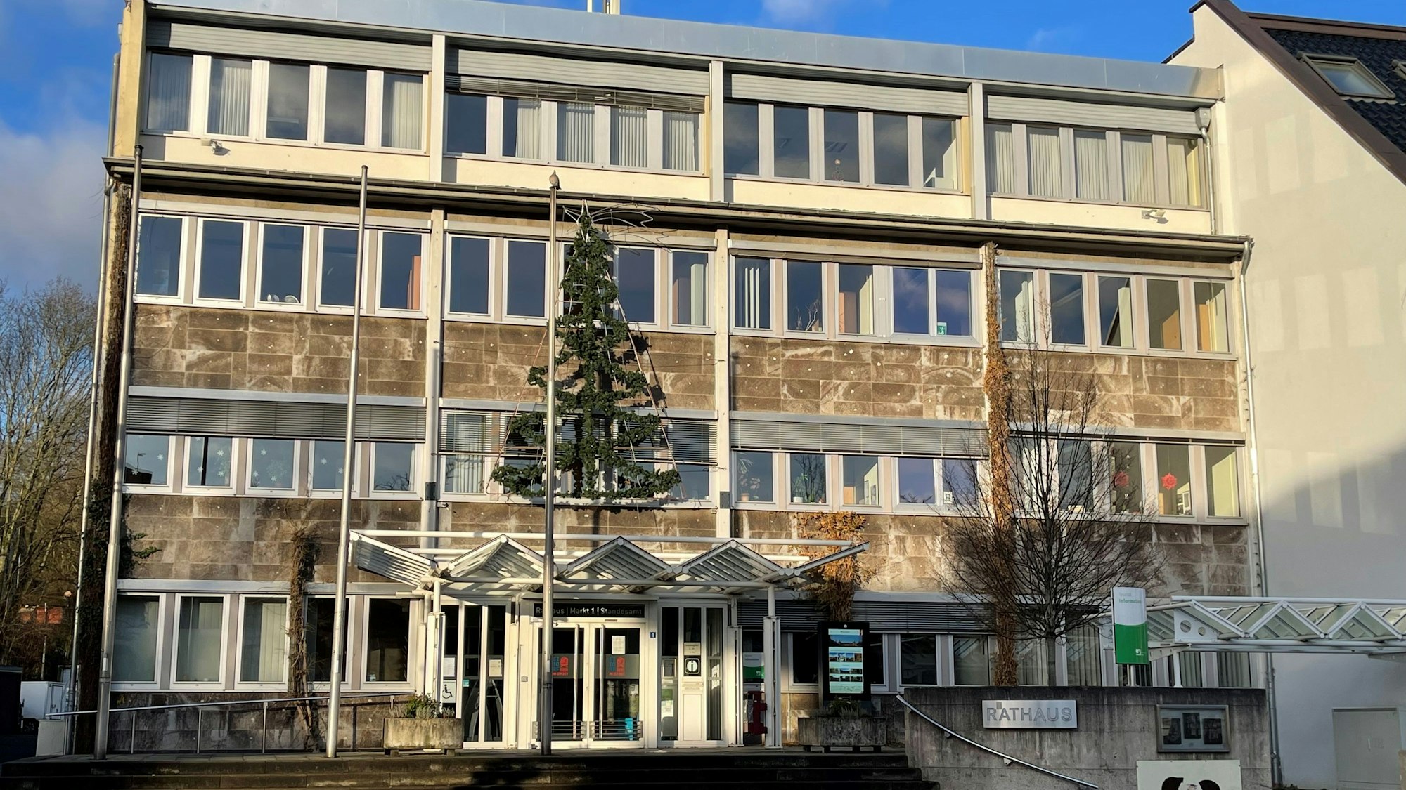 Das Rathaus Eitorf in der Weihnachtszeit, die Fassade ist mit einem Tannenbaum geschmückt.