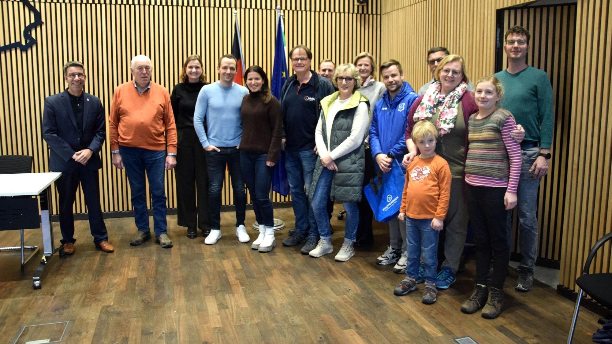 Zu sehen sind Frauen und Männer im Bedburger Rathaus.