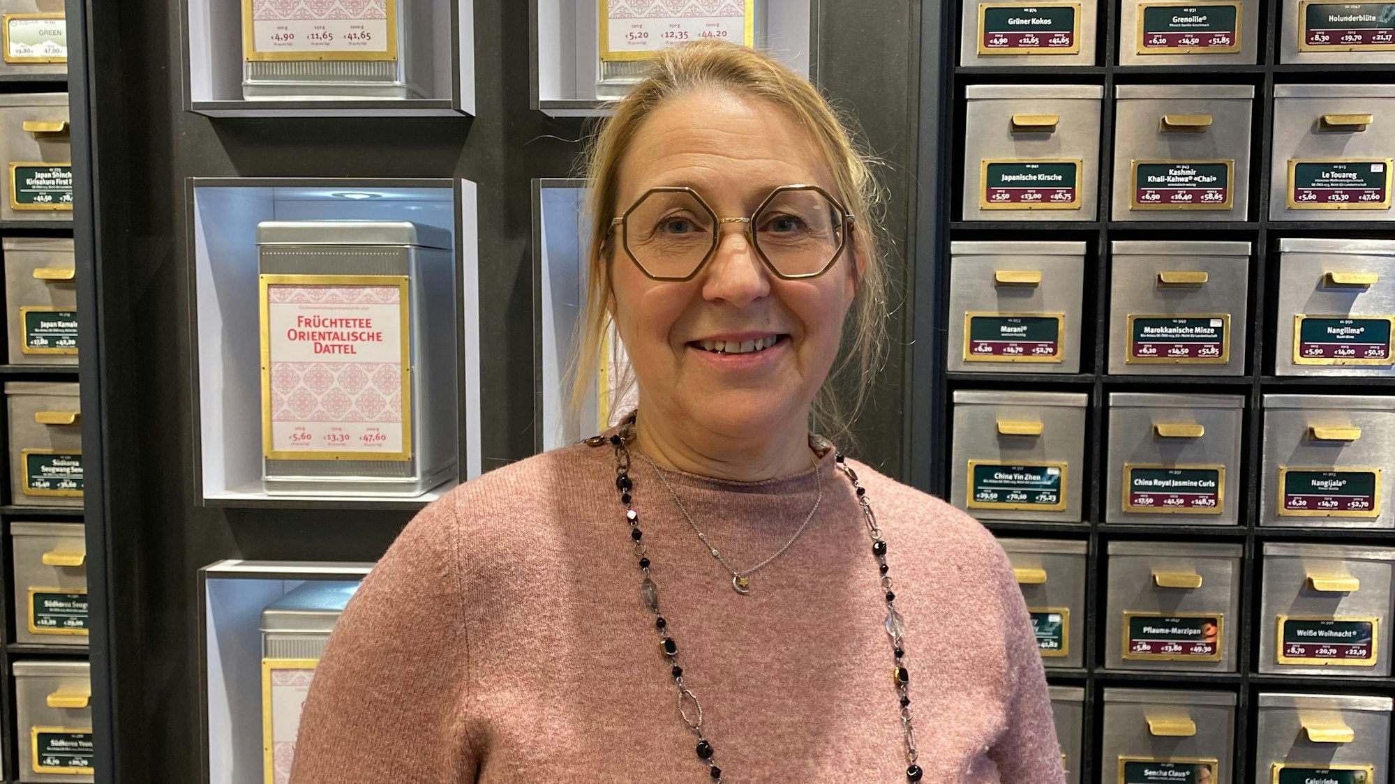 Ursula Hamacher steht in ihrem Tee-Laden in Rheinbach.