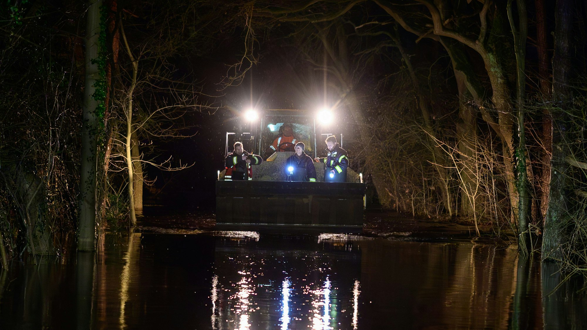 Auf der Aller im niedersächsischen Winsen ist die Feuerwehr auf einer überfluteten Straße unterwegs. Teile des Ortes wurden durch das Hochwasser evakuiert.