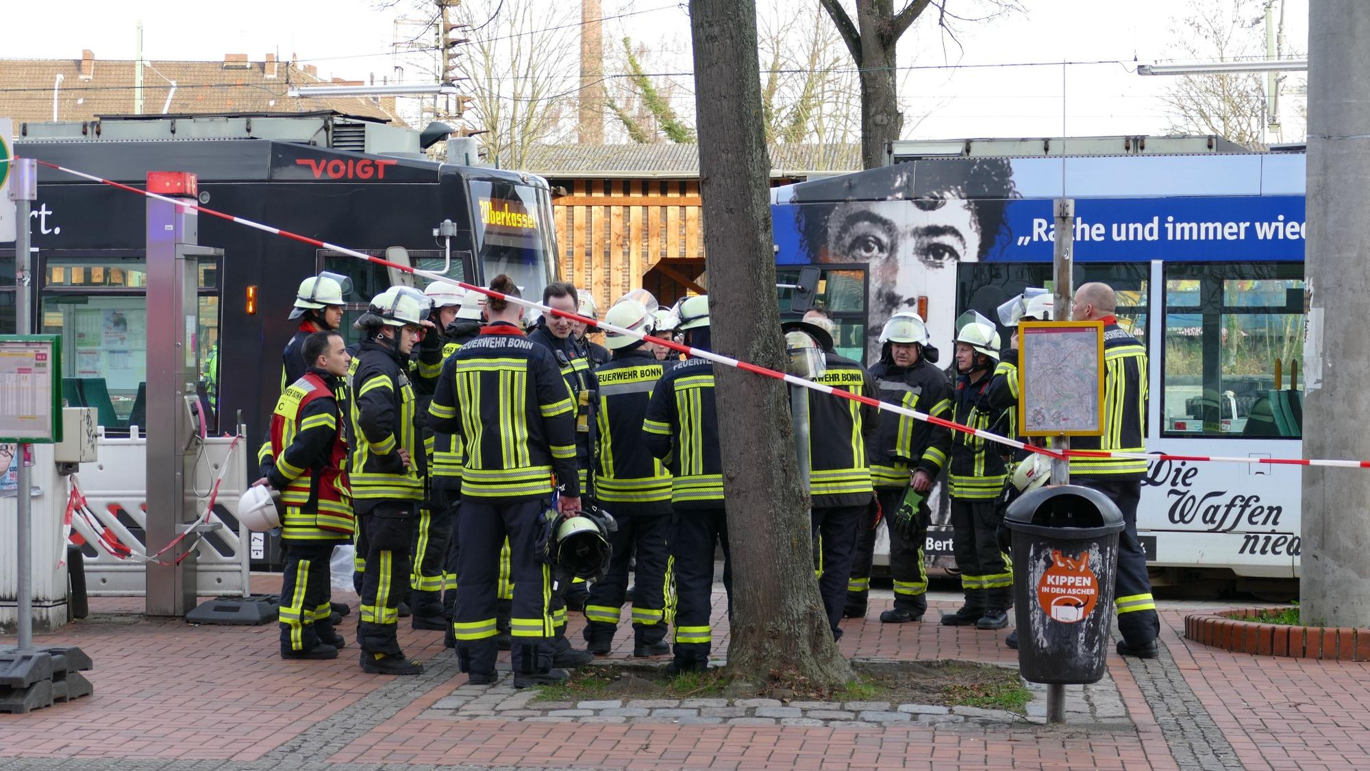 Einsatzkräfte am Unfallort.