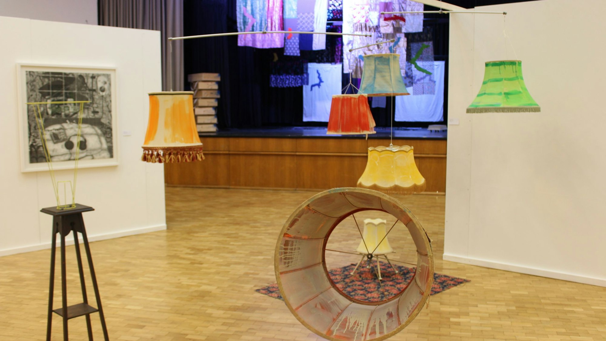 Auf dem Bild ist eine Kunstinstallation zu sehen.