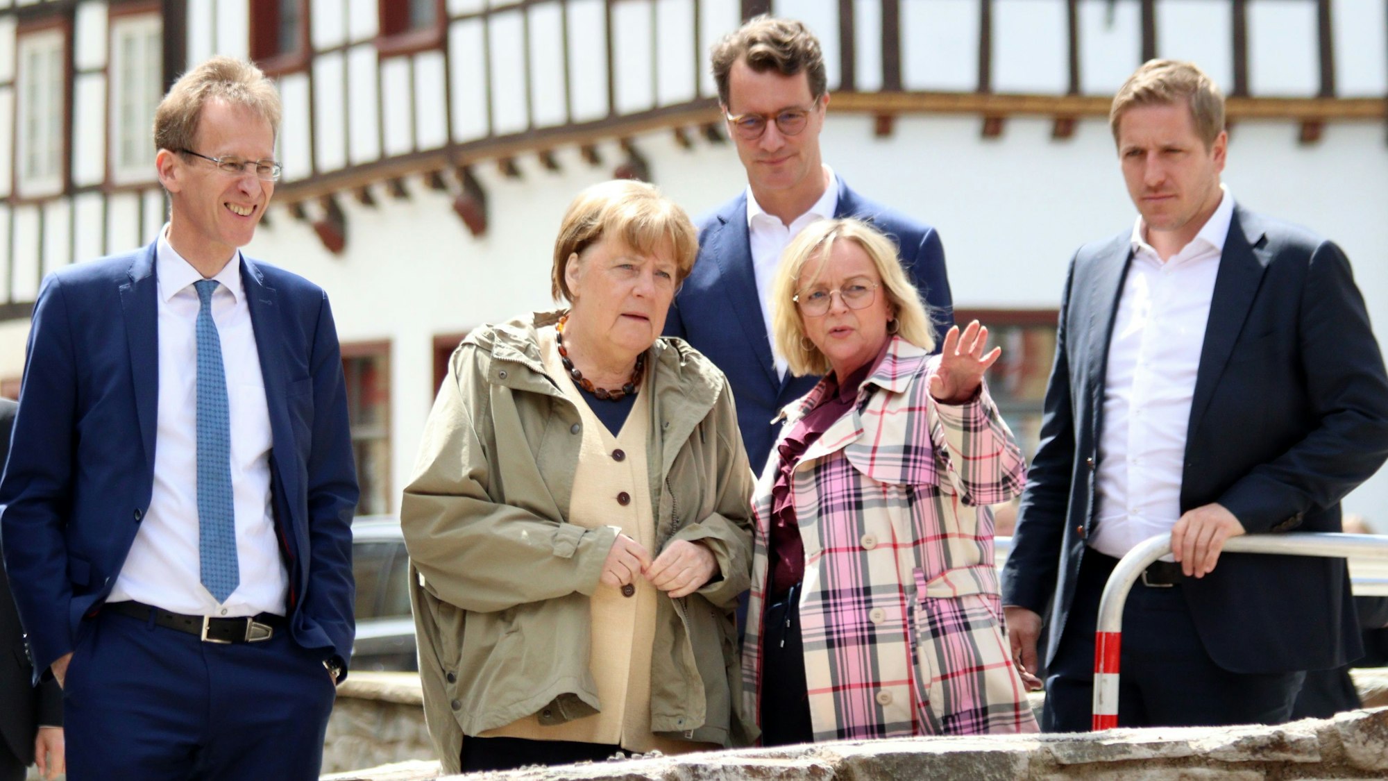 Angela Merkel und Bürgermeisterin Sabine Preiser-Marian in Bad Münstereifel. Um sie herum stehen (v.l.) MdB Detlef Seif, NRW-Ministerpräsident Hendrik Wüst und Landrat Markus Ramers.