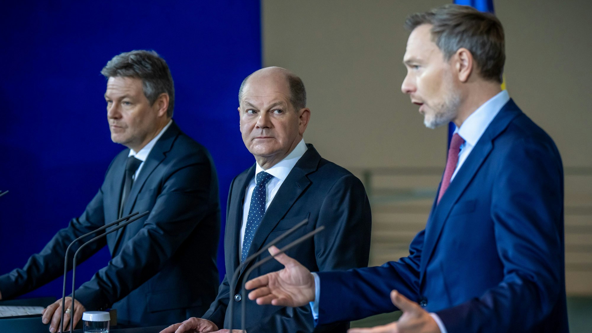 Wirtschaftsminister Robert Habeck (Grüne), Bundeskanzler Olaf Scholz (SPD) und Finanzminister Christian Lindner (FDP) (v. l.).