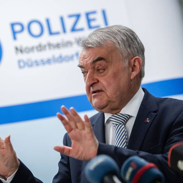 Herbert Reul (CDU), Innenminister von Nordrhein-Westfalen, spricht während einer Pressevorführung zur Onlinevernehmung.