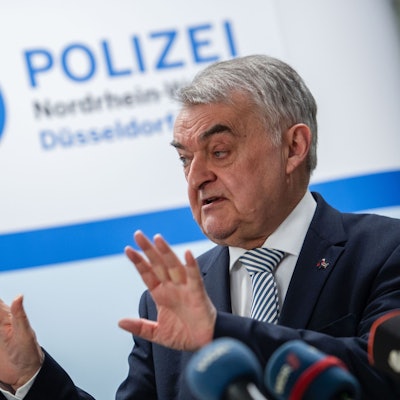 Herbert Reul (CDU), Innenminister von Nordrhein-Westfalen, spricht während einer Pressevorführung zur Onlinevernehmung.