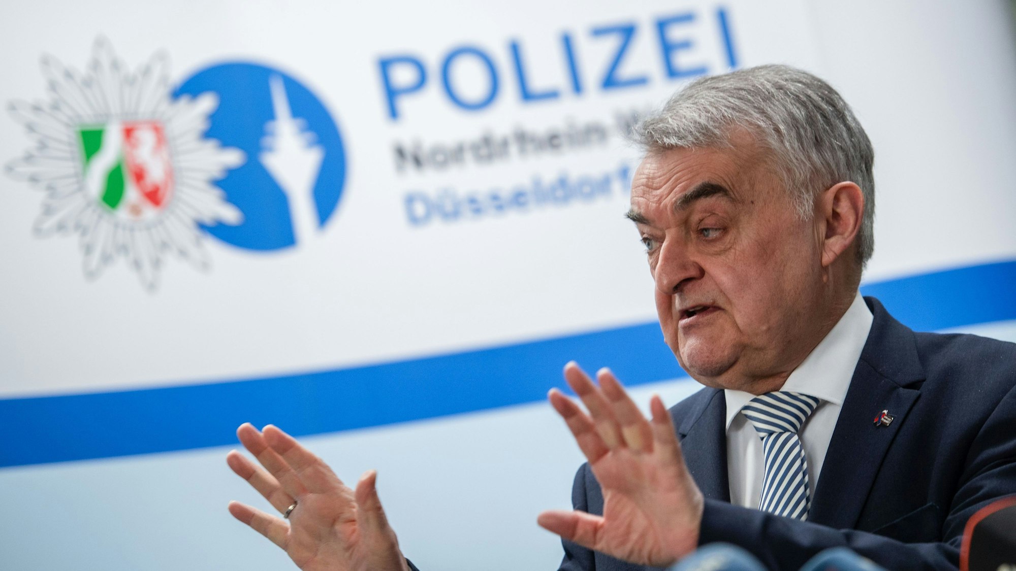 Herbert Reul (CDU), Innenminister von Nordrhein-Westfalen, spricht während einer Pressevorführung zur Onlinevernehmung.