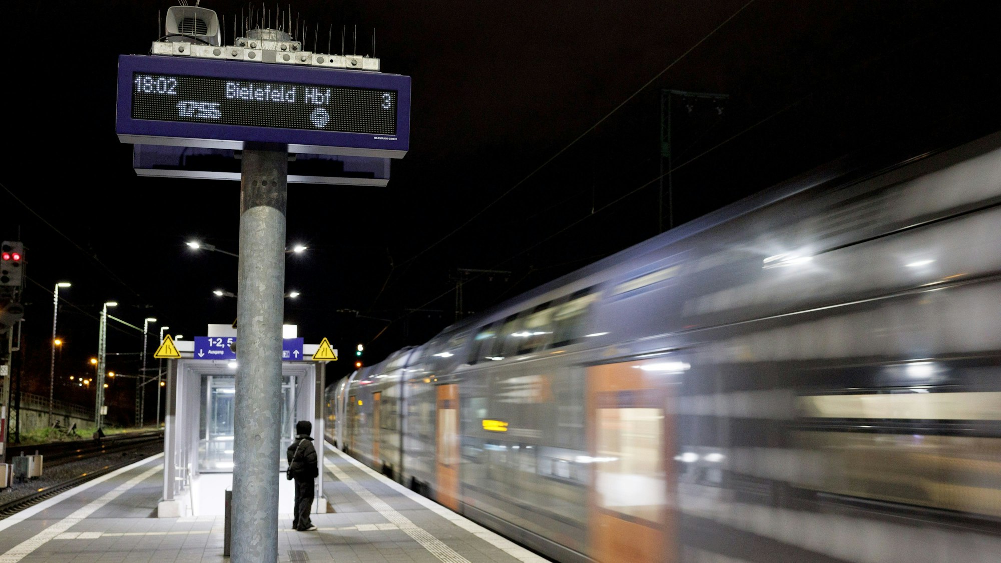 Eine der neuen Anzeigetafeln der Deutschen Bahn am Bielefelder Hauptbahnhof. Die Deutsche Bahn will Fahrgäste durch die neuen Monitore an kleineren und mittleren Bahnhöfen künftig besser informieren.