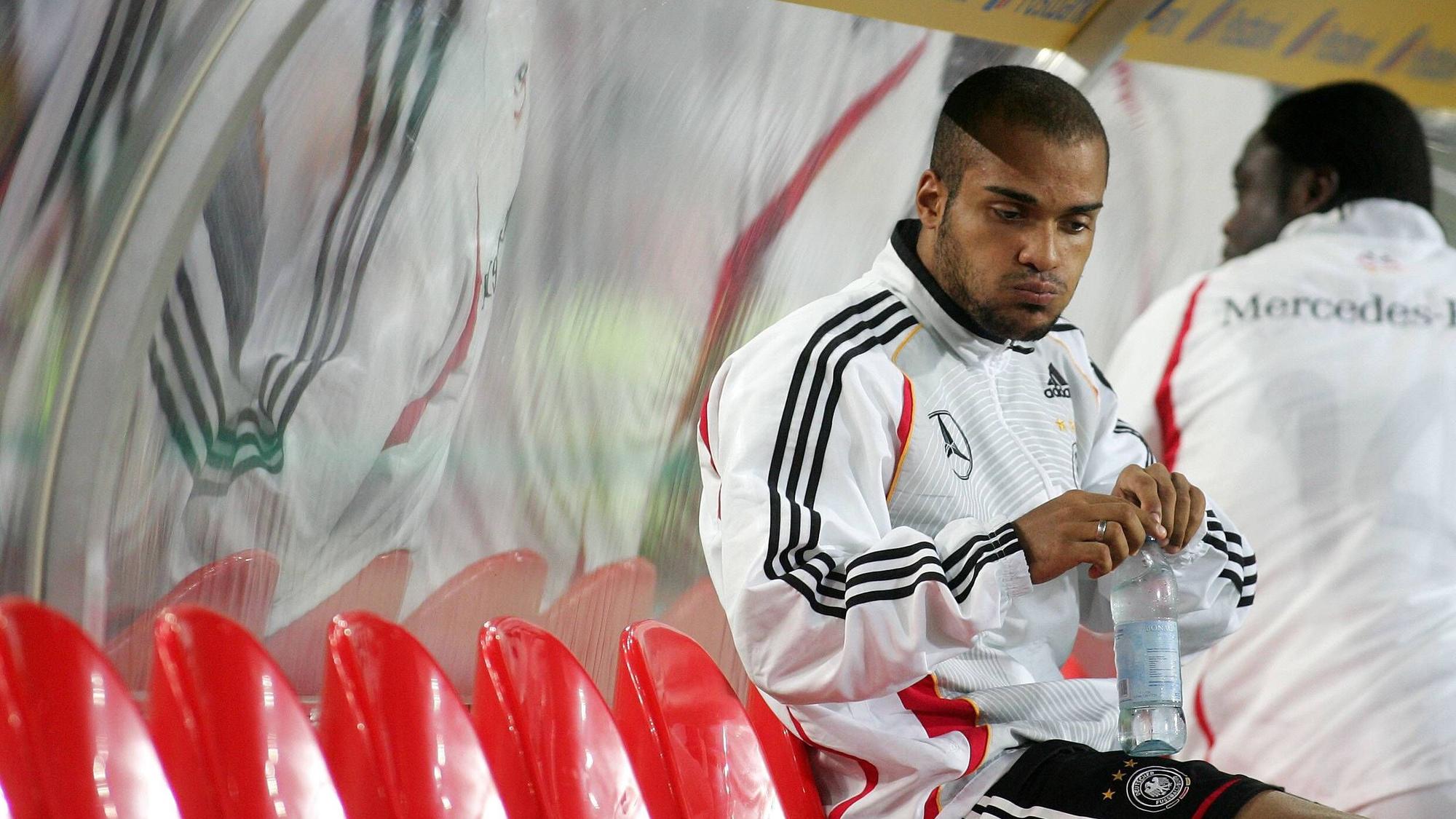 David Odonkor (Deutschland) kennt die Ersatzbank inzwischen gut;