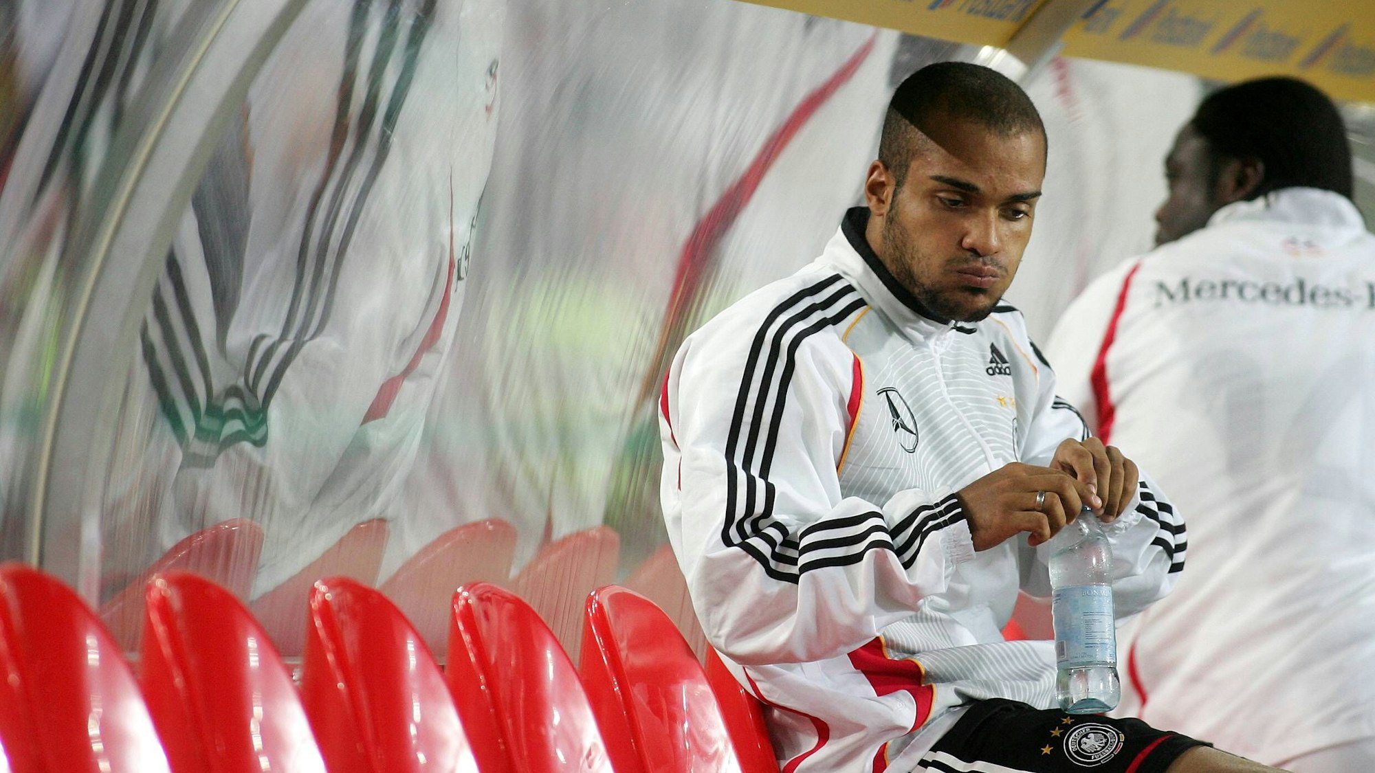 David Odonkor (Deutschland) kennt die Ersatzbank inzwischen gut;