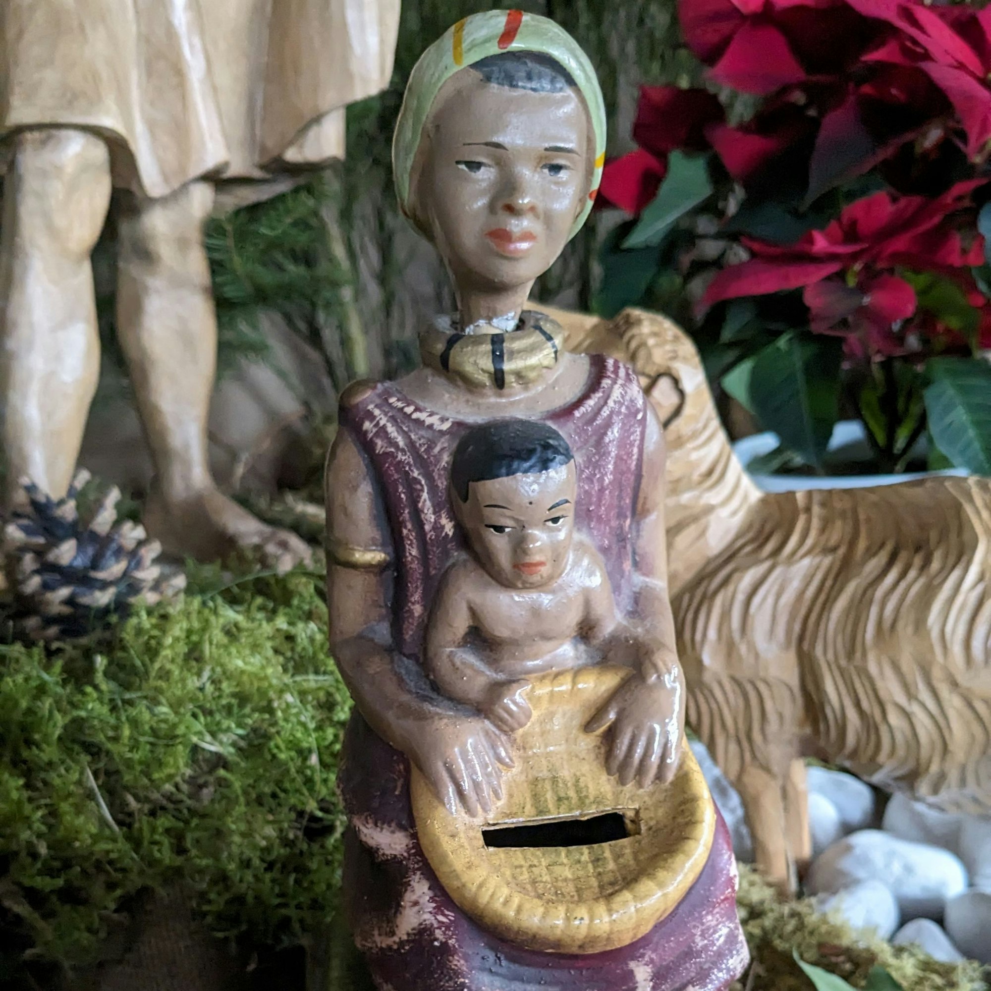 Detailansicht der Missionsspardose an der Kirchenkrippe der Pfarrkirche St. Martin in Nettersheim.