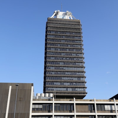 ARCHIV - 26.11.2020, Nordrhein-Westfalen, Köln: Das Funkhaus des Senders Deutschlandradio vom Deutschlandfunk. Das markante Hochhaus-Gebäude in der Innenstadt soll Denkmalschutz erhalten. (zu dpa "Deutschlandfunk in Köln soll unter Denkmalschutz kommen") Foto: Oliver Berg/dpa +++ dpa-Bildfunk +++