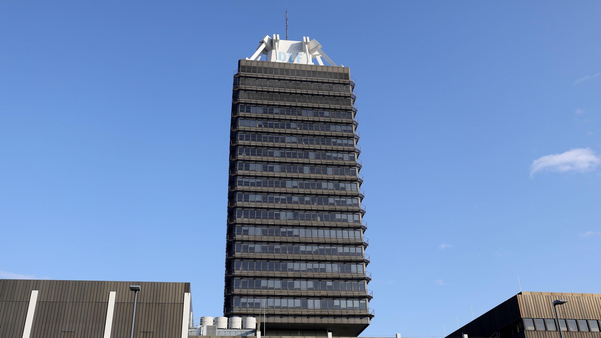 ARCHIV - 26.11.2020, Nordrhein-Westfalen, Köln: Das Funkhaus des Senders Deutschlandradio vom Deutschlandfunk. Das markante Hochhaus-Gebäude in der Innenstadt soll Denkmalschutz erhalten. (zu dpa "Deutschlandfunk in Köln soll unter Denkmalschutz kommen") Foto: Oliver Berg/dpa +++ dpa-Bildfunk +++