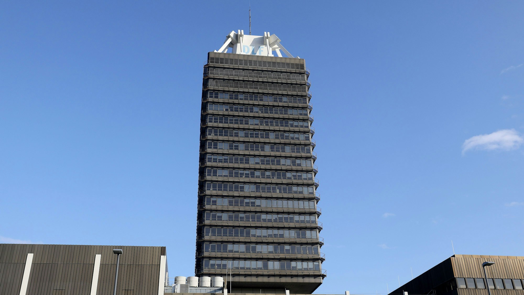 ARCHIV - 26.11.2020, Nordrhein-Westfalen, Köln: Das Funkhaus des Senders Deutschlandradio vom Deutschlandfunk. Das markante Hochhaus-Gebäude in der Innenstadt soll Denkmalschutz erhalten. (zu dpa "Deutschlandfunk in Köln soll unter Denkmalschutz kommen") Foto: Oliver Berg/dpa +++ dpa-Bildfunk +++