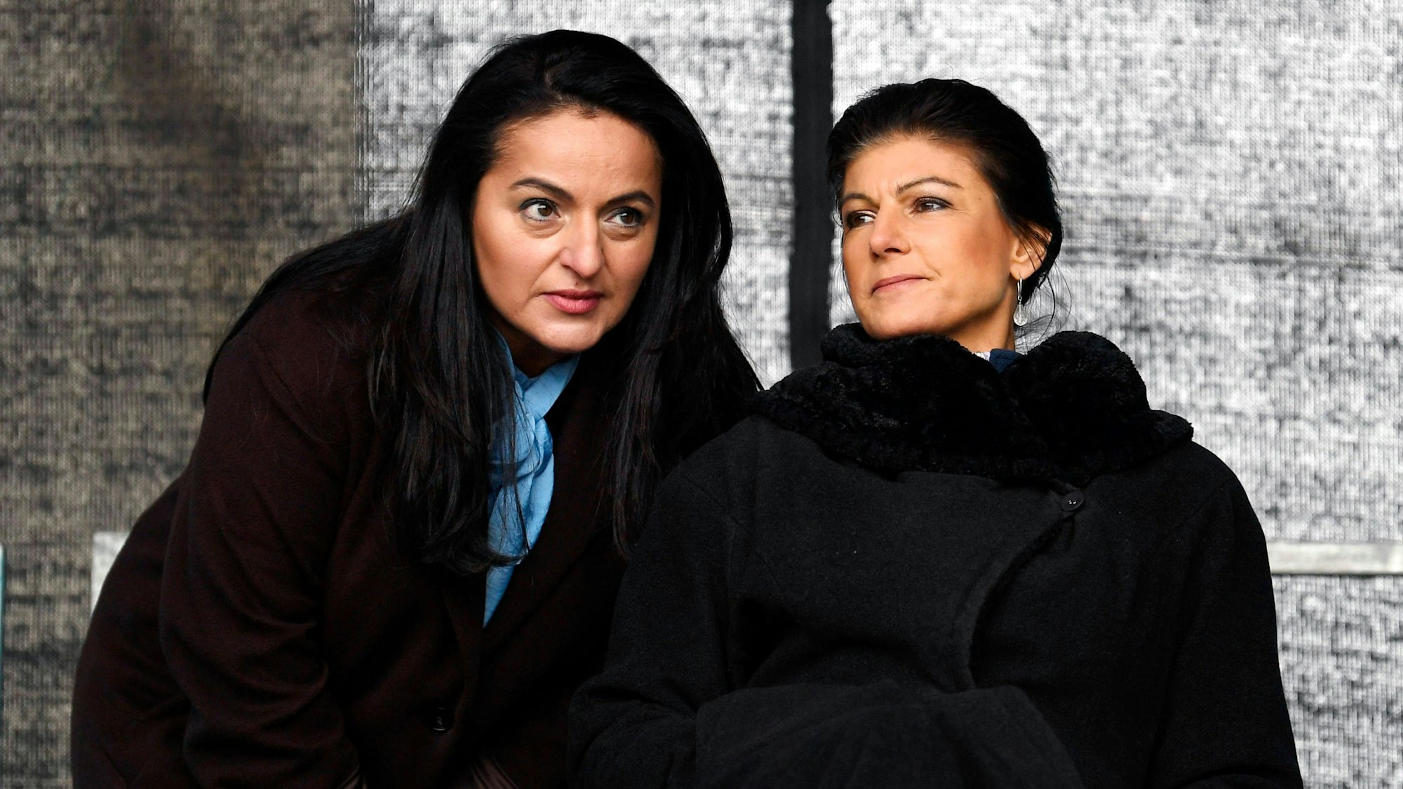 Sevim Dağdelen zusammen mit Sahra Wagenknecht. Dağdelen hat im ZDF angekündigt, die neue Partei der ehemaligen Linken-Politikerin wolle Sanktionen gegen Russland beenden. (Archivbild)