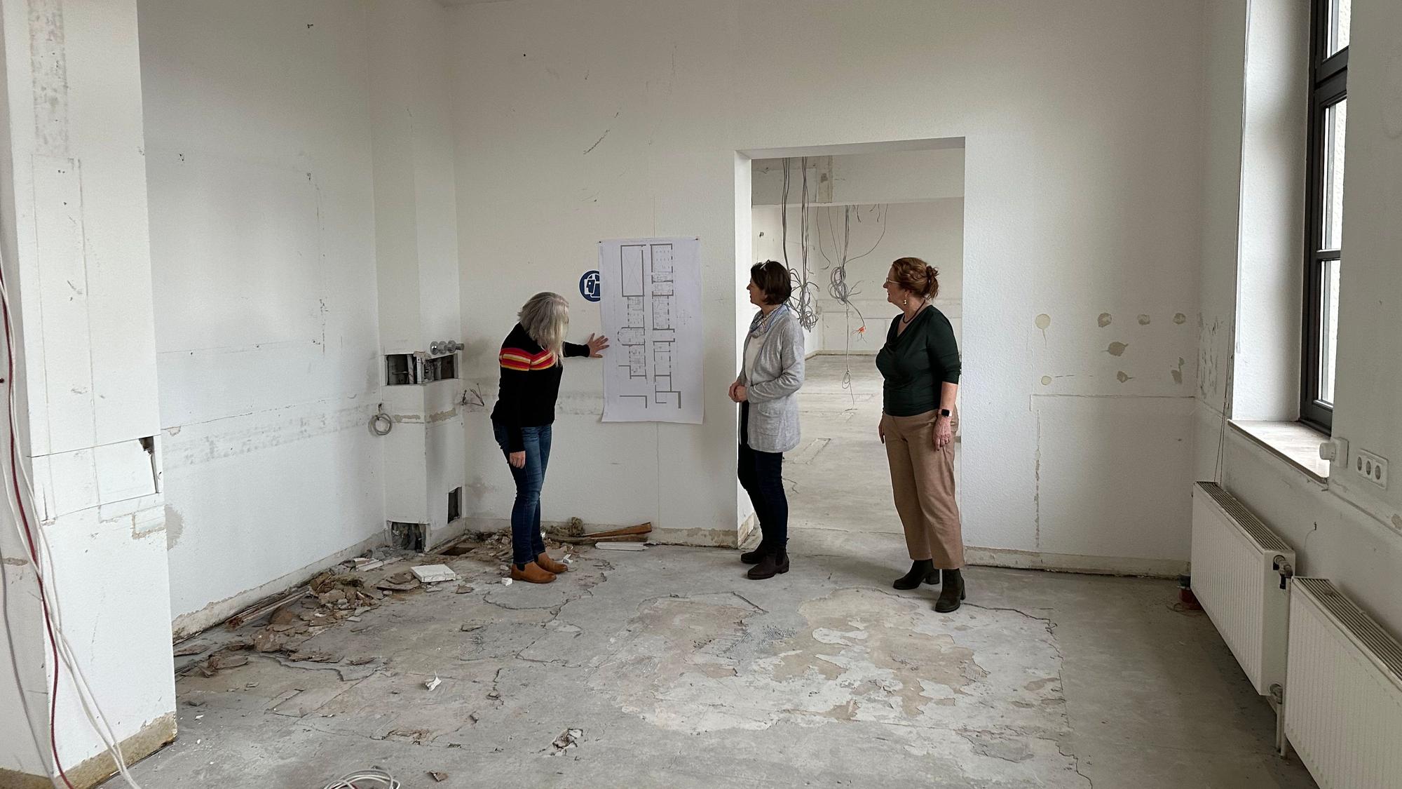 Kabel hängen von der Decke, Löcher sind im Boden. Die ehemalige Pathologie wird zum Geburtshaus umgebaut.