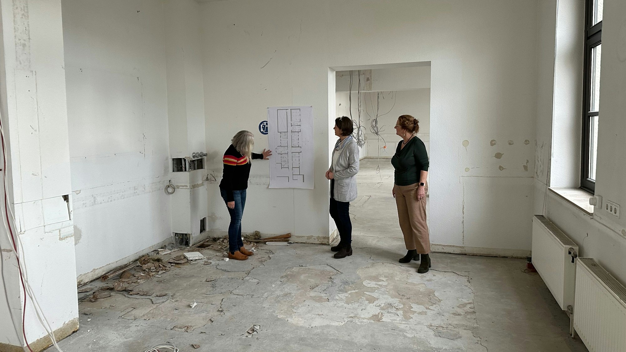 Kabel hängen von der Decke, Löcher sind im Boden. Die ehemalige Pathologie wird zum Geburtshaus umgebaut.