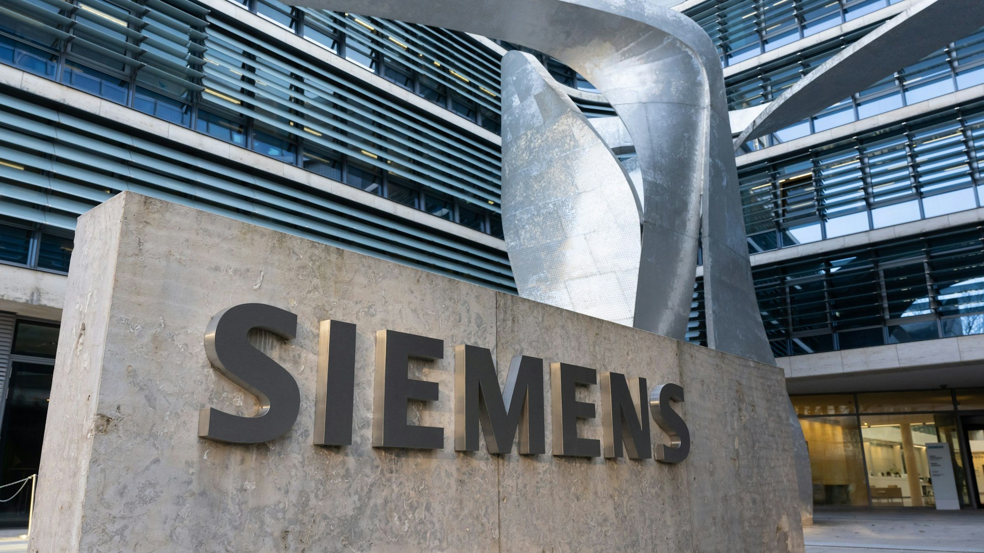 Der Schriftzug Siemens vor der Firmenzentrale