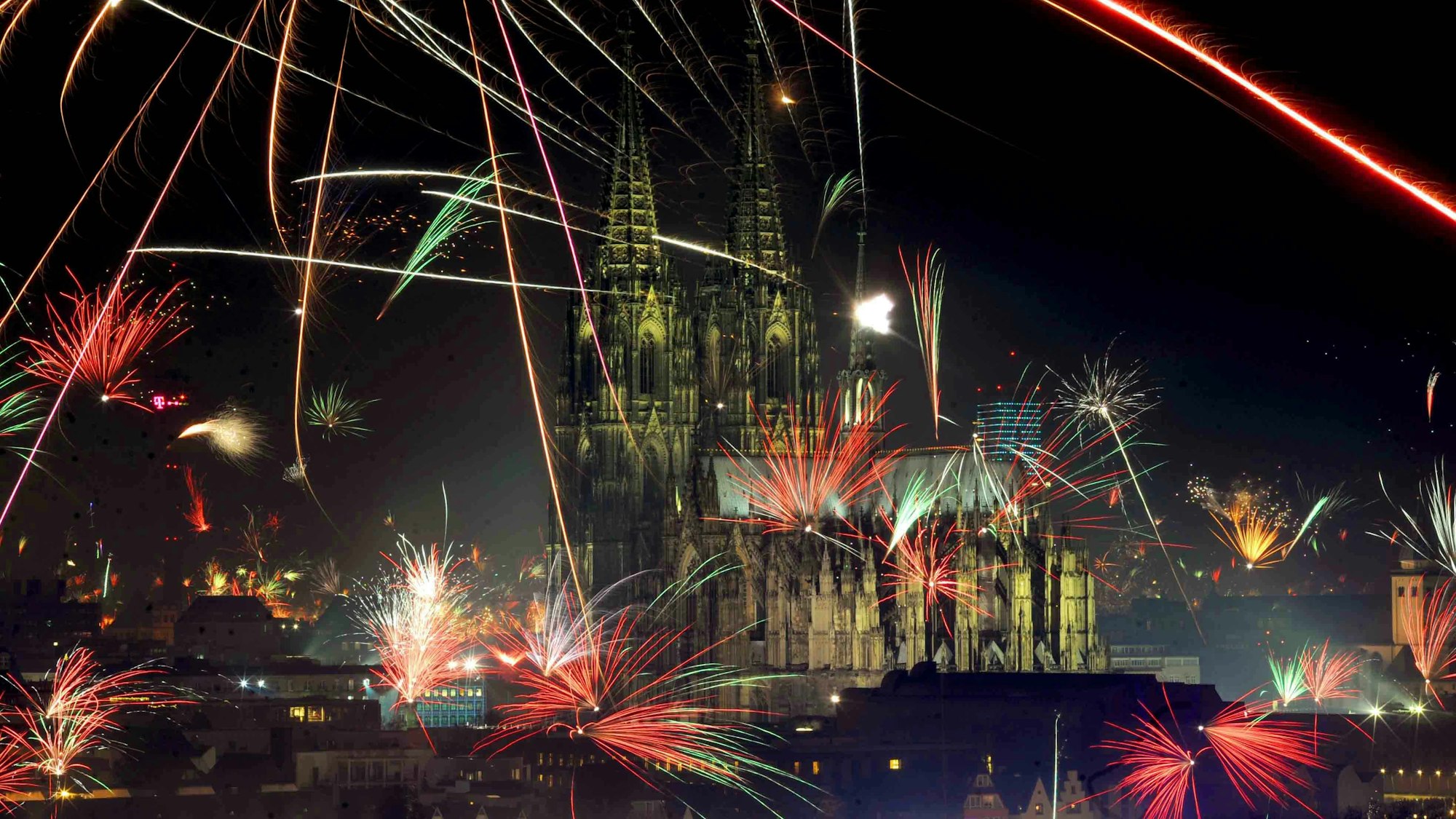 Feuerwerk vor dem Kölner Dom (Archivbild).