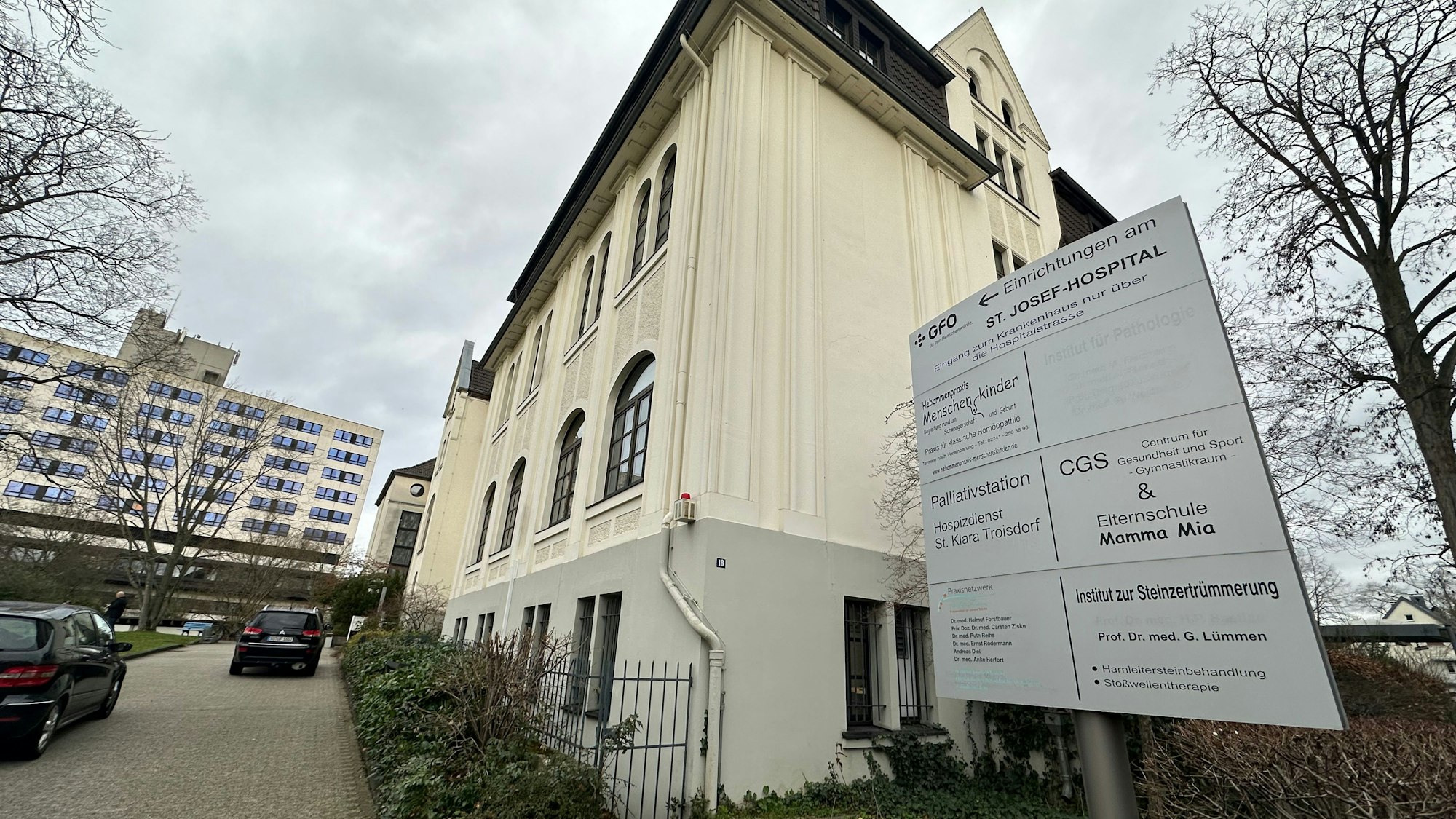 Blick auf das gelbe Nebengebäude des St Josef-Hospitals in Troisdorf, dort soll das neue Geburtshaus seinen Platz finden.