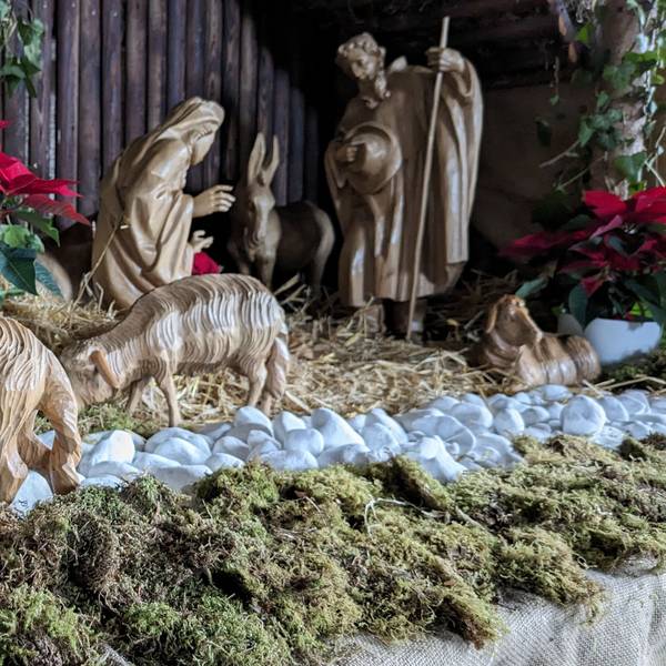 Eine Missionsspardose (li.), die eine dunkelhäutige Frau mit einem Kind auf dem Schoß darstellt, ist Teil der Kirchenkrippe der Pfarrkirche St. Martin in Nettersheim.