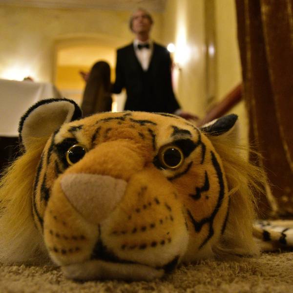 Das Tigerfell wird zur Stolperfalle für den Bulter James in Dinner for One.