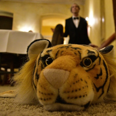 Das Tigerfell wird zur Stolperfalle für den Bulter James in Dinner for One.