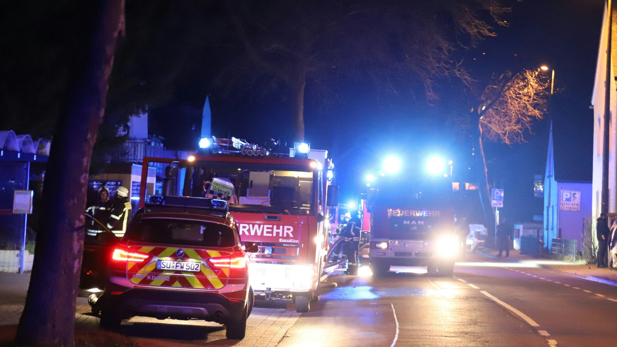 In der Silvesternacht haben die Feuerwehren in der Regel viel zu tun, hier ein Brand in Hennef-Uckerath am 1. Januar 2023.
