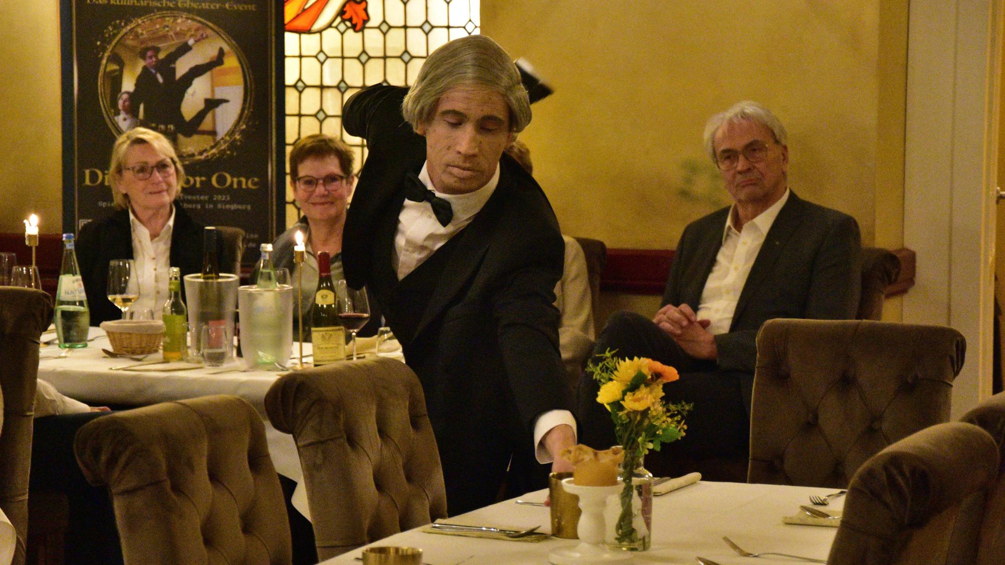 Dinner for One: Butler deckt den Tisch.