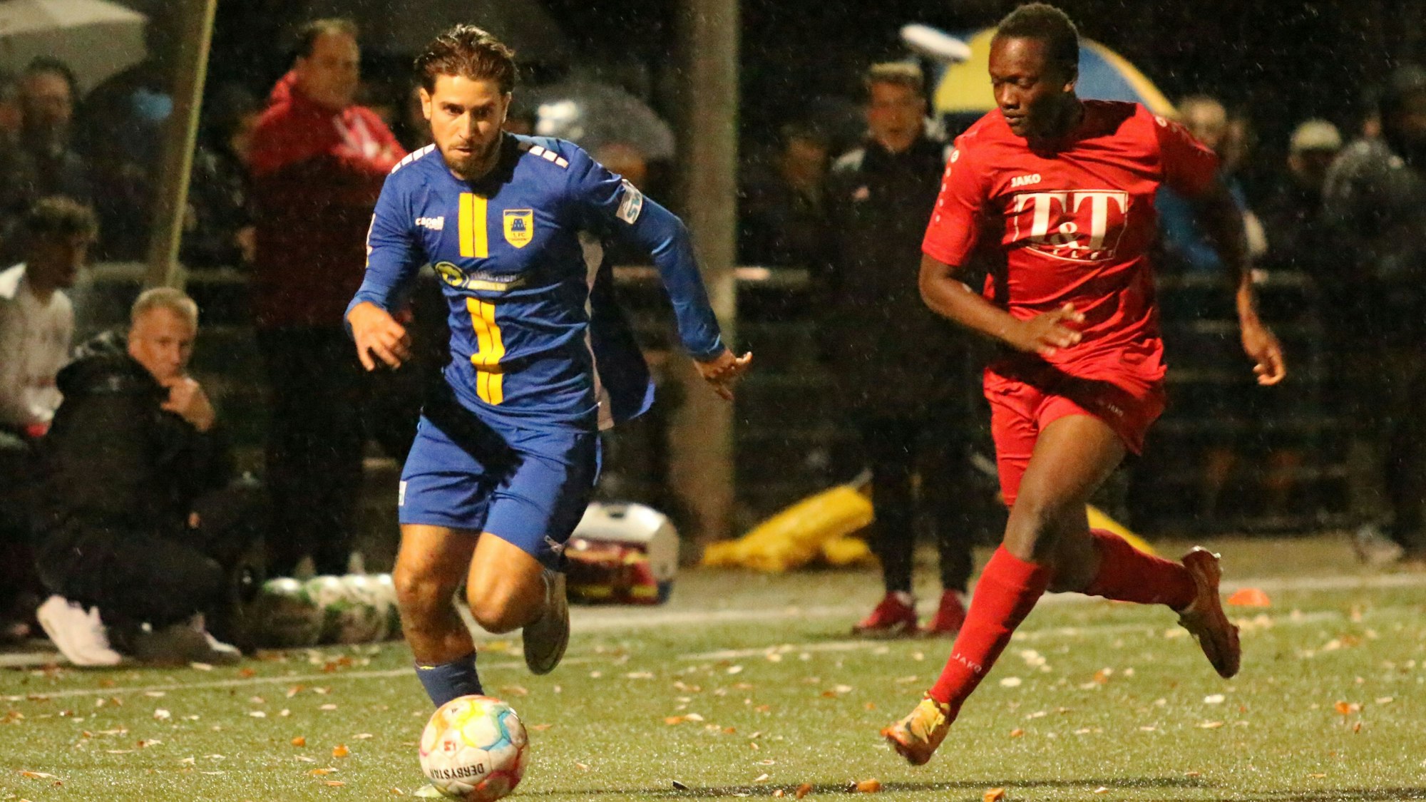 Prince Yoka von der JSG Erft im Laufduell mit einem Spieler aus Düren.